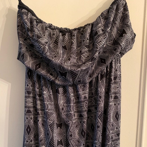 Black and White Geometric Maxi Dress - Picture 2 of 3